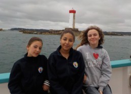 Les filles posent devant l’île de Bréhat