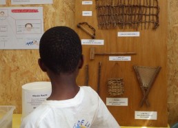 Idrissa observe les différents outils de pêche