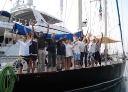 Le nouvel équipage des matelots de la vie, enfants et adultes à bord du Patriac’h dans le port de Nice