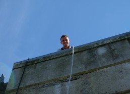 Antoine en haut du mur