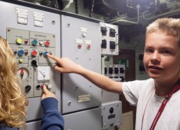 Louis découvre l’installation électrique