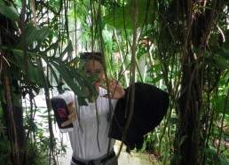 Alyssa perdue dans la jungle de la serre
