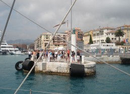 Les parents, les amis et les partenaires qui attendent les matelots sur le quai du port de Nice