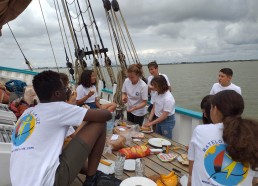 1er déjeuner des matelots sur le pont du bateau