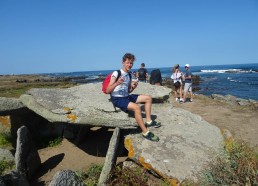 Pascal installé sur le dolmen