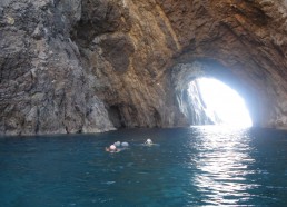 Les matelots explorent les grottes de Palmarola avec palmes, masques et tubas 