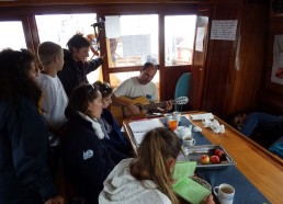 Les matelots chantent en cœur