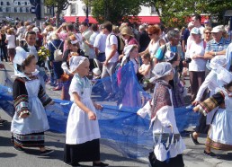 Jeunes enfants portant un filet bleu (servait à la pêche à la sardine autrefois)