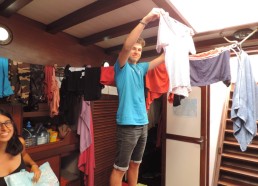On termine de sécher le linge dans le carré
