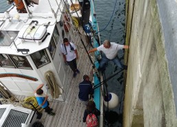 Descente sur la Fleur depuis le quai du port, un exercice d’équilibre