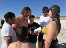 L’équipe débute la course d’orientation en lisant le premier indice et en regardant le plan