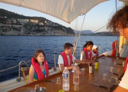 Les matelots mettent la table pour leur premier repas ensemble