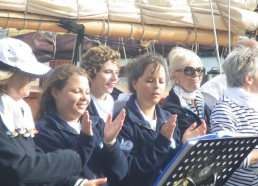 Les matelots rejoignent le chœur