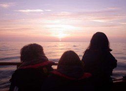 Les filles de quart contemplent le lever de soleil