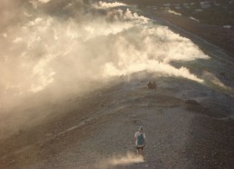Mickaël descend vers les fumeroles de souffre du volcan de « la Fossa » sur l’île de Vulcano