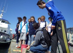 Aurélien initie les matelots à la pêche à la méduse !