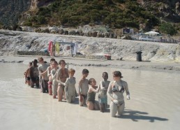 Les matelots dans les bains de boue (c’est bon pour les rhumatismes !) de Vulcano…