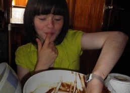 Roxane goûte le gâteau au chocolat...