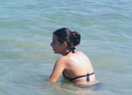 Laura dans l’eau chaude de la méditerranée