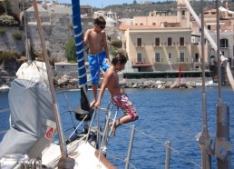 Mathis et Jules se baignent devant Lipari 