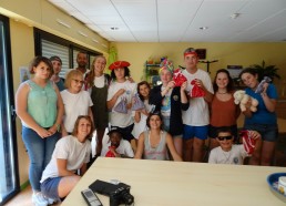 Une belle photo de groupe avec les cadeaux offerts par les adolescents hospitalisés