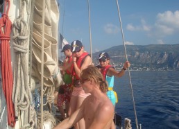 Charli et les matelots préparent le bateau pour la traversée sur la Corse 