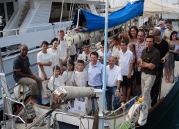 L’équipage des matelots de la vie 2010 avec les Officiels venus leur souhaiter une bonne expédition à bord du Patriac’h.