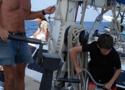 Charles notre capitaine dirige la manœuvre sur le pont