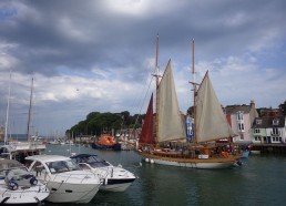 Le Bora Bora quitte le port toutes voiles dehors !