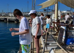 Lavage de dents sur le pont