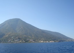 Vue des îles
		éoliennes…