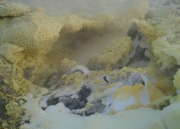 Les cristaux de souffre dans le cratère du volcan de « la Fossa »