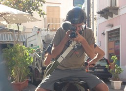 Laurent, cadreur vidéo fait du scooter 