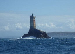 Le phare de la Vieille surveille le Bora Bora