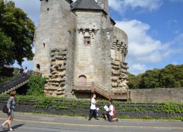 Emma et Lucas jouent les Roméo et Juliette devant les remparts de Vannes