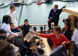 Les matelots et les cadeaux offerts par la mairie de Saint-Quay-Portrieux