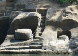 Des bittes d’amarrage taillées dans la roche par les Romains 