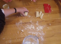 1ère étape : on fait des boudins de pâte