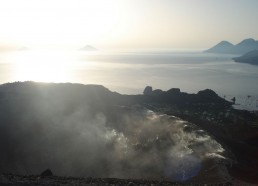Les fumeroles de souffre dans le cratère du volcan de « la Fossa » sur l’île de Vulcano