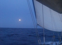 Premier lever de lune en mer