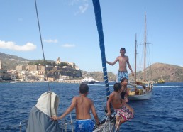 Les matelots font des plongeons devant Lipari