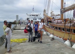 Cecilia accueille les matelots Luc, Florian et Louise sous l