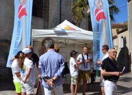 Aidés par le Rotary, les matelots vont vendre des Maillons de l’espoir dans le centre des Sables d’Olonnes