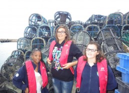 Louise, Mama et Cécilia posent devant les casiers