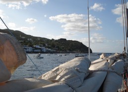 L’île de Panarea vue de la grand voile ferlée