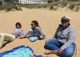 Détente des filles après le pique nique sur la plage, il faut bon au soleil le spieds dans le sable chaud