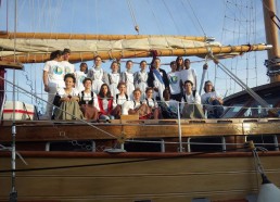 Les matelots, les jeunes du Cercle et Hermine, la Reine des Filets Bleus 2014