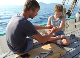 Confection de bracelets en cuir avec Thomas