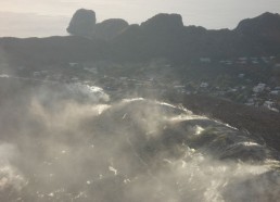 Les fumeroles de souffre dans le cratère du volcan de « la Fossa » sur l’île de Vulcano