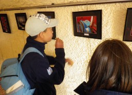 Sébastien et Roxane dans une expo de photos de marines